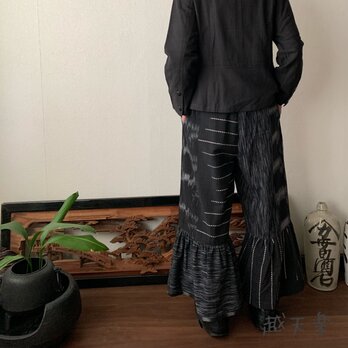 裾バックギャザー手織り綿ガウチョパンツ　前シンプルで後ろ個性的に楽しめるバックシャンパンツ　黒グレイ絣の画像