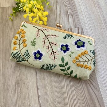 春の庭の刺繍通帳がま口の画像