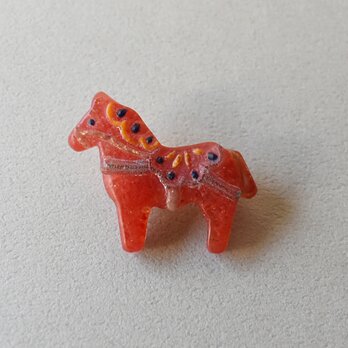 ダーラナホースのガラスブローチ(馬モチーフのブローチ）の画像
