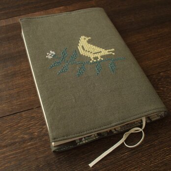 クロスステッチ鳥刺繍の文庫本ブックカバー　麻　カーキの画像