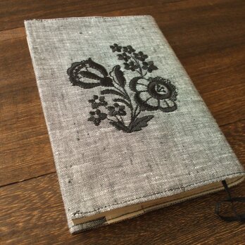 花刺繍の文庫本ブックカバー　麻　黒白シャンブレーの画像