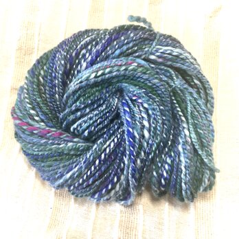 【スピンドルで手紡ぎした糸です！】 メリノ&手染めの化繊　  ブルー系 51gの画像