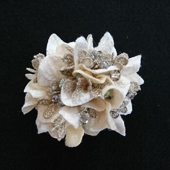 velvet petal corsage ( クリーム )の画像