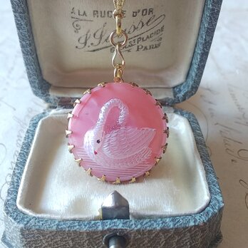 ヴィンテージ　白鳥／Baby pink（約27㎜）Button ネックレスの画像