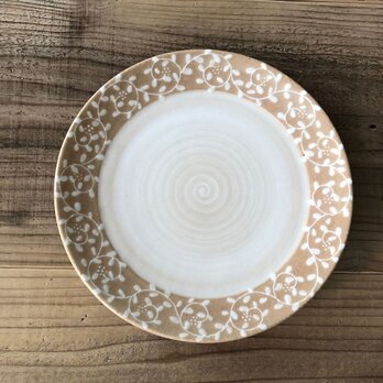 いっちん唐草7寸平皿　ベージュ