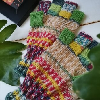 オパール毛糸の指先フリー手袋（フンデルト2104）の画像