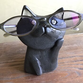 黒猫のメガネ置きの画像