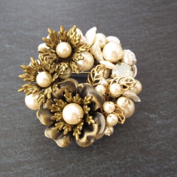 Brooch　花　葉っぱ　スワロフスキー（K1004)の画像