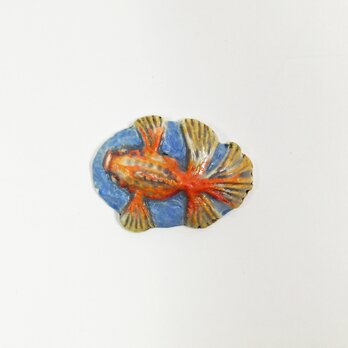 夏の金魚の陶器ブローチの画像