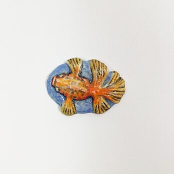 夏の金魚の陶器ブローチの画像