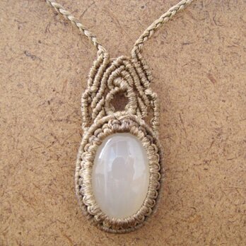 ホワイトカルセドニーのマクラメ編みネックレス