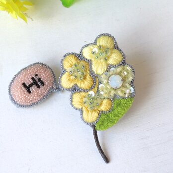 ぷっくりした小さなお花のミモザ、オートクチュール刺繍のブローチ『ルシル』の画像