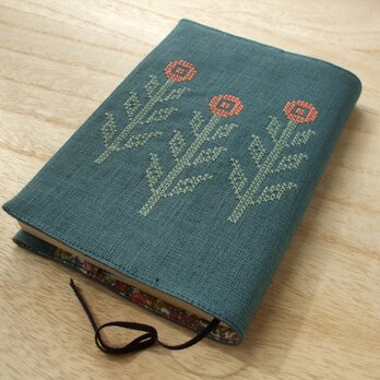 クロスステッチ花刺繍の文庫本ブックカバー　麻　グリーンの画像