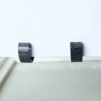 〈痛くない〉デザインブラックフラットリングイヤリング・イヤーカフ・フェイクピアス〈直径約11㎜幅約5㎜〉(両耳用)(調節可能)の画像