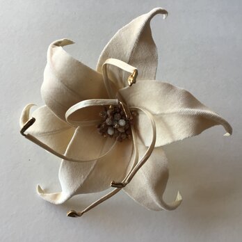 再出品ベージュの百合