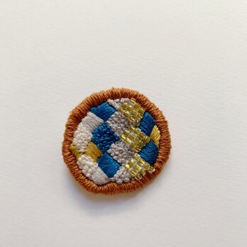 ビーズ刺繍ブローチ