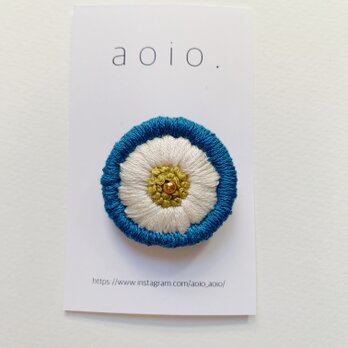 白い花と青の刺繍ブローチの画像