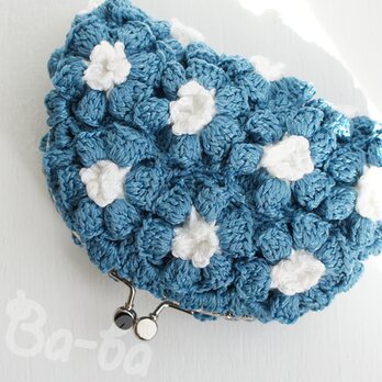 ばあば作、ポピーパフ編みのがま口（blue flower・C1409）の画像