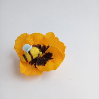 ミツバチとパンジーのブローチ　お花のブローチ　アーティフィシャルフラワー　縁起　羊毛フェルトの画像