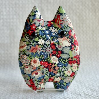 リバティー生地☆紺の花柄の猫のぬいぐるみ「ふにゃ〜た」