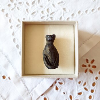 座っている黒猫の陶土ブローチの画像