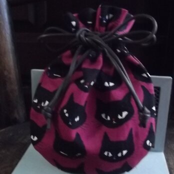 ピンクの黒猫柄のミニ巾着（送料無料）の画像