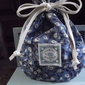 ブルーの小花柄のミニ巾着（送料無料）の画像