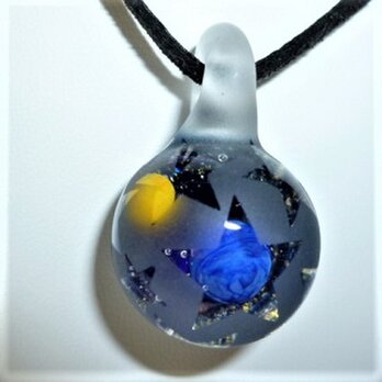 地球とオレンジ色月、星形に砂打ち（トンボ玉、ガラス、一点物）の画像