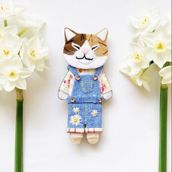 ●SOLD OUT●一点物【おねむねこ花】三毛猫ちゃんのオーバーオールコーデ（猫・フェルト・刺繍・春・花・デイジー）の画像