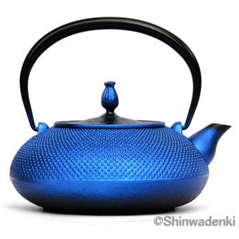 【お取り寄せ】南部鉄器 鉄瓶 平丸アラレ（瑠璃色・鉄蓋）1.2L 内面素焼き・酸化被膜仕上 ガス対応・IH対応の画像