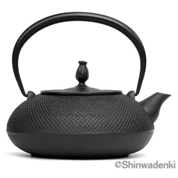 南部鉄器 鉄瓶 平丸アラレ（黒・鉄蓋）1.2L 内面素焼き・酸化被膜仕上 ガス対応・IH対応の画像