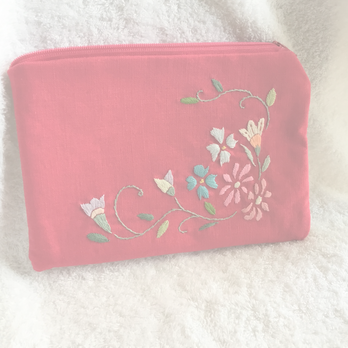 花刺繍のフラットポーチ～チェリーピンク～の画像