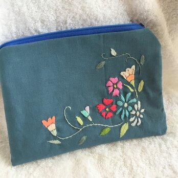 花刺繍のフラットポーチ～ビンテージブルー～の画像