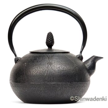 工房和秋 金野和秋作 南部鉄器 鉄瓶 丸形松1.5L ガス・IH対応 伝統的工芸品 ハンドメイドの画像