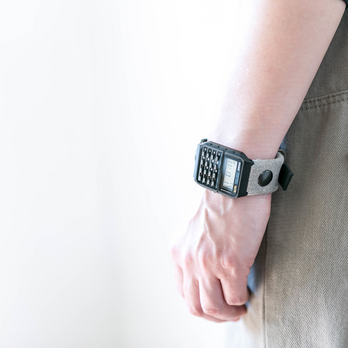 映画に出てくるベロアとヌメ革の2TONE腕時計 / ベロア グレー色の画像