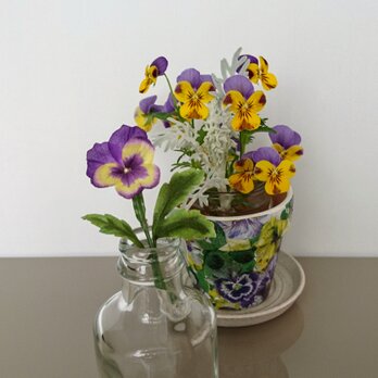 ビオラの布花ブローチ【黄色×紫】 コサージュの画像