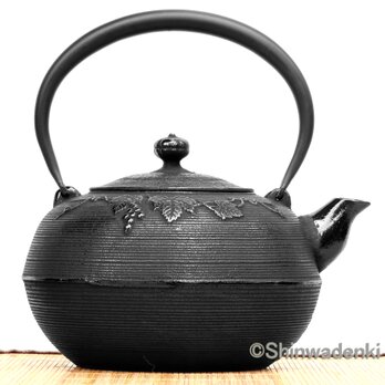 南部鉄器 鉄瓶 葡萄2L 内面漆焼付・酸化被膜仕上 日本製 ガス・IH対応の画像