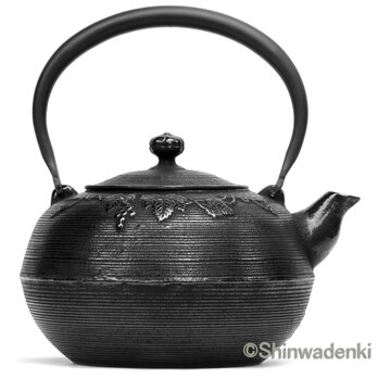 【お取り寄せ】南部鉄器 鉄瓶 葡萄2L 内面漆焼付・酸化被膜仕上 日本製 ガス・IH対応の画像