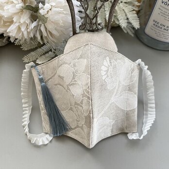 インポート生地　爽やかなマットな白の花柄の生地の手作りマスク　Silk100%のタッセル付き　マスクの画像