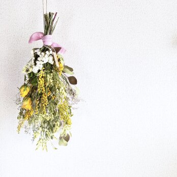 ミモザとスターチス、黄色いバラを束ねたパステルカラーのレトロなドライフラワー・スワッグの画像