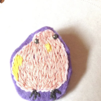 アキクサインコの刺繍ブローチの画像