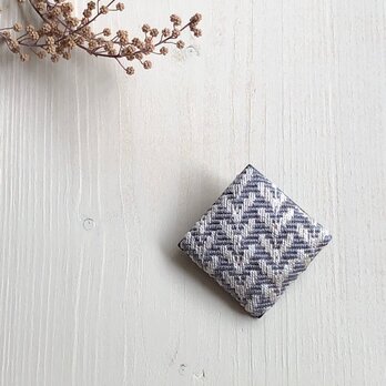 絽ざしのひし形ブローチ