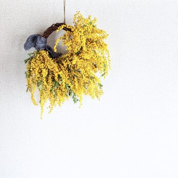 ミモザの素朴でシンプルな黄色いドライフラワー・ハーフリースの画像