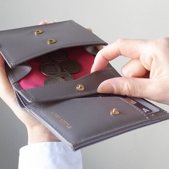 小銭が取り出しやすい！軽くてコンパクトな財布 - Short Wallet - グレー - ：カレン クオイルの画像