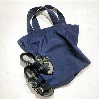 普段使いにも☆お洒落な撥水加工ナイロン生長方形なのですが物を入れると可愛い形になるエコバック　ネイビーの画像