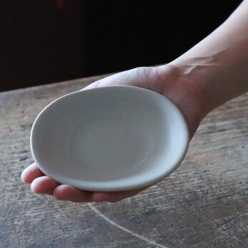 たまご型の豆皿　白