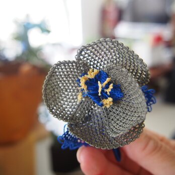 縫い針で編むお花のアクセサリー　グレーの画像