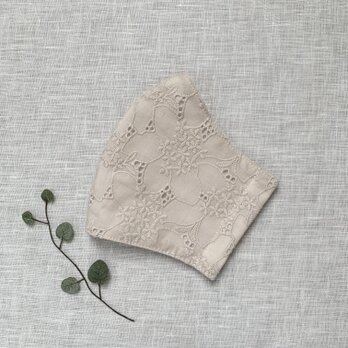 薄ベージュの刺繍生地のマスク　＊ 送料無料 ＊の画像