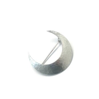 三日月の槌目模様 シルバーブローチの画像
