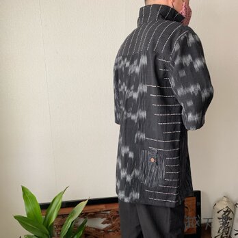 前身頃ワンサイド縦パッチポケット前開き手織り綿半袖メンズブラウス　黒グレイ絣の画像